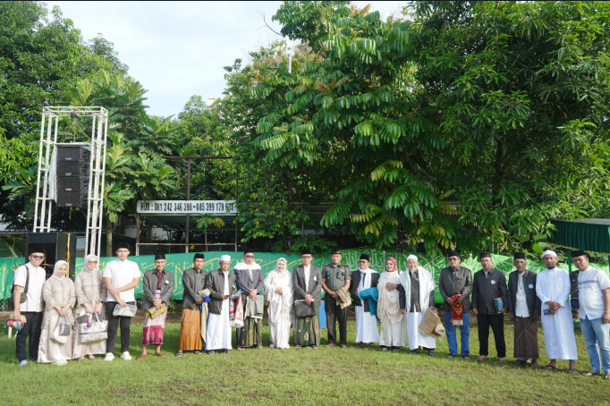 Gambar Camat Rappocini Shalat Ied Bersama Warga